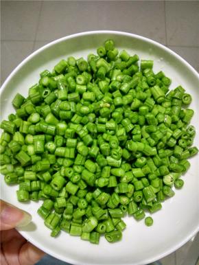 把长豆洗净切成小块待用。