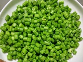 把长豆洗净切成小块待用。