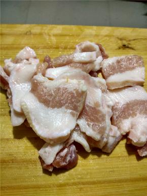 把五花肉切片待用。