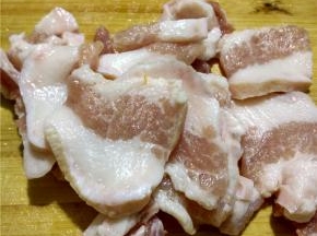 把五花肉切片待用。