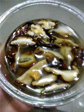 香菇用水泡发切小块待用。
