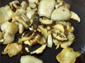 锅烧热，少许橄榄油，放入五花肉、香菇炒出香味。