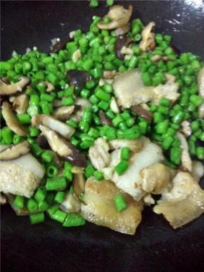 放入切好的长豆角，微炒下即可关火。