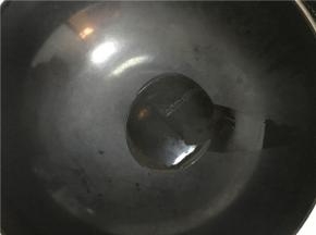 锅里倒入少许食用油小火加热