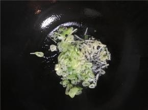 倒入姜丝、葱花（大葱）翻炒出香味