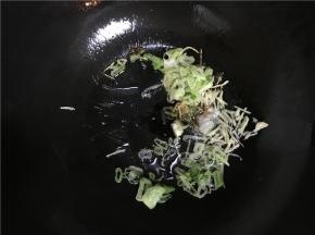 倒入盐和酱油炒至均匀，不宜炒太久（先加入酱油和盐比较容易入味）