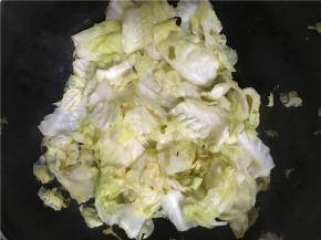开中火，倒入包菜翻炒至包菜9成熟（过程中可根据情况加少许水包菜色泽会鲜嫩）