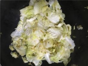 开中火，倒入包菜翻炒至包菜9成熟（过程中可根据情况加少许水包菜色泽会鲜嫩）