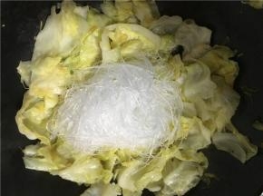 包菜炒差不多倒入粉丝翻炒至包菜和粉丝混合均匀