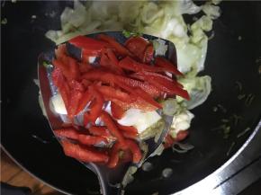 出锅前加入切好的辣椒丝和蒜片，翻炒几下，让蒜出香后关火盛出