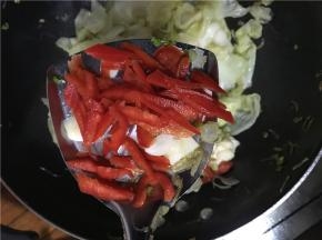 出锅前加入切好的辣椒丝和蒜片，翻炒几下，让蒜出香后关火盛出