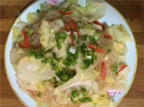 将炒好的菜盛出撒上葱花