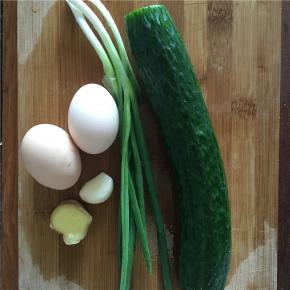 1.	材料准备：
（1）将黄瓜切片（厚度适中，不宜太薄或太厚）
（2）鸡蛋打入碗内并打撒（不要打出泡沫）
（3）佐料准备：姜切丝、蒜切末、葱切碎
