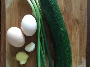 1.	材料准备：
（1）将黄瓜切片（厚度适中，不宜太薄或太厚）
（2）鸡蛋打入碗内并打撒（不要打出泡沫）
（3）佐料准备：姜切丝、蒜切末、葱切碎
