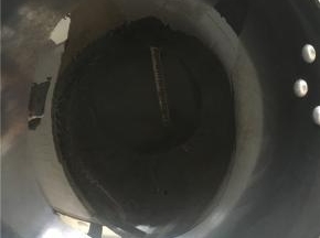 锅里倒入少许食用油加热