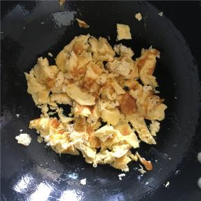 待鸡蛋饼两面金黄后，再把鸡蛋饼炒碎，盛出鸡蛋备用