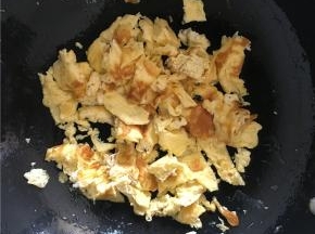 待鸡蛋饼两面金黄后，再把鸡蛋饼炒碎，盛出鸡蛋备用