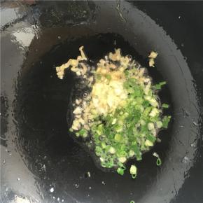 至油温合适后，倒入葱花、姜丝、蒜末翻炒几下，倒入盐和酱油炒至均匀，不宜炒太久（先加入酱油和盐比较容易入味）