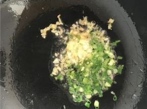 至油温合适后，倒入葱花、姜丝、蒜末翻炒几下，倒入盐和酱油炒至均匀，不宜炒太久（先加入酱油和盐比较容易入味）