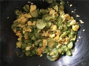 翻炒至8分熟，倒入炒好的鸡蛋，翻炒几下，待黄瓜和鸡蛋混合均匀后，关火出锅，盛出后撒上葱花