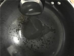 锅里倒入少许食用油小火加热