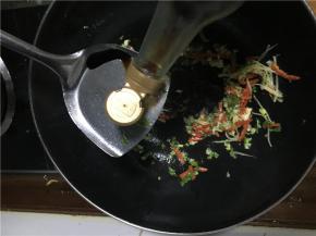 倒入盐和酱油炒至均匀，不宜炒太久（先加入酱油和盐比较容易入味）
