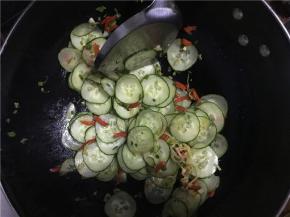 开中火，倒入黄瓜炒软（也可根据个人口味选择炒的程度）