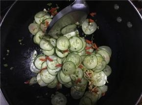 开中火，倒入黄瓜炒软（也可根据个人口味选择炒的程度）