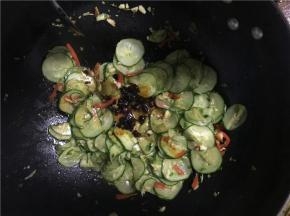 出锅前倒入豆瓣酱翻炒至均匀