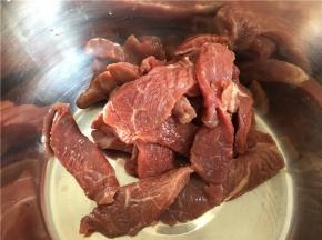 将新鲜牛肉切片或者切块。