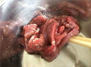 用筷子拌一下，稍作腌制，使牛肉更佳入味。
