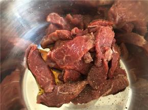 加入适量盐、现磨黑胡椒、料酒、香油。