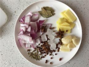 牛肉腌制期间，准备调味料。葱姜蒜大料等。