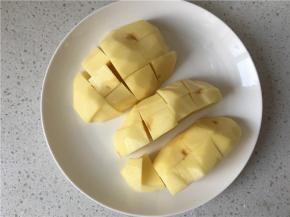 土豆洗净，去皮，切块。如果想要去除一下土豆的淀粉味的话，可以用水把土豆泡起来。