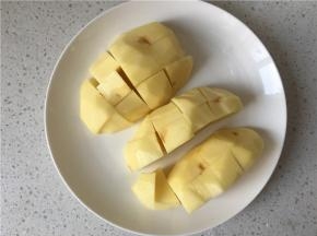 土豆洗净，去皮，切块。如果想要去除一下土豆的淀粉味的话，可以用水把土豆泡起来。