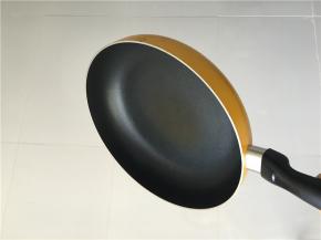 食材准备好了，我们需要一只炒锅和一只砂锅。炒锅用来爆炒牛肉，砂锅用来慢炖。