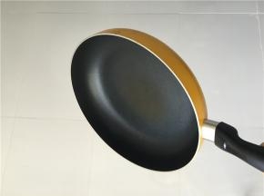 食材准备好了，我们需要一只炒锅和一只砂锅。炒锅用来爆炒牛肉，砂锅用来慢炖。