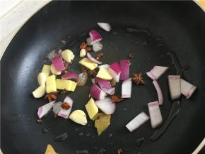 炒锅锅热，加少许油，油热，倒入刚才准备好的一碟调味料，炒出香味来。