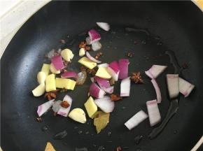 炒锅锅热，加少许油，油热，倒入刚才准备好的一碟调味料，炒出香味来。
