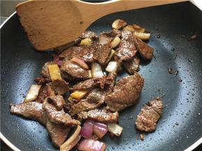 将经过腌制的牛肉倒入锅中，中大火爆炒。此时若锅比较干可再加少许料酒，爆香去血腥。炒至肉片表面断生。
