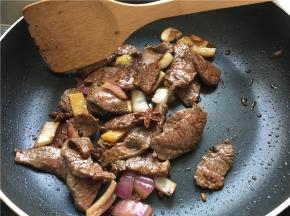 将经过腌制的牛肉倒入锅中，中大火爆炒。此时若锅比较干可再加少许料酒，爆香去血腥。炒至肉片表面断生。
