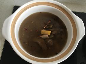 砂锅内加入准备好的开水适量，中大火，炖。