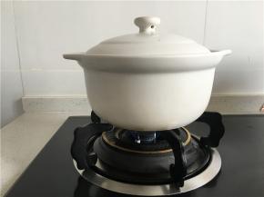 这个时候，如果家里有荤油的话，可以用荤油把土豆炒一下/或者清水把土豆单独煮一下，这样可以缩短整个炖制的时间并且明显去除土豆的淀粉味儿，当然，什么也不做也可以。