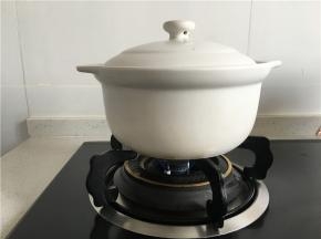 这个时候，如果家里有荤油的话，可以用荤油把土豆炒一下/或者清水把土豆单独煮一下，这样可以缩短整个炖制的时间并且明显去除土豆的淀粉味儿，当然，什么也不做也可以。