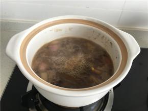 汤汁沸腾了，开盖，准备加入土豆。