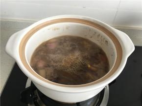 汤汁沸腾了，开盖，准备加入土豆。