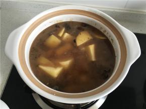 加入土豆之后，根据汤汁多少可以加点开水进去调节一下水位，刚好淹没食材即可，此时中小火炖。