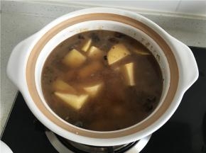 加入土豆之后，根据汤汁多少可以加点开水进去调节一下水位，刚好淹没食材即可，此时中小火炖。