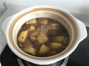 炖的过程中可以时不时打开盖，用筷子轻轻拨动一下，防止糊底，用筷子戳土豆试试炖的程度，土豆可以戳透的时候加入适量食盐调味即可。
