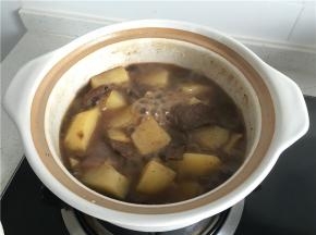 炖的过程中可以时不时打开盖，用筷子轻轻拨动一下，防止糊底，用筷子戳土豆试试炖的程度，土豆可以戳透的时候加入适量食盐调味即可。
